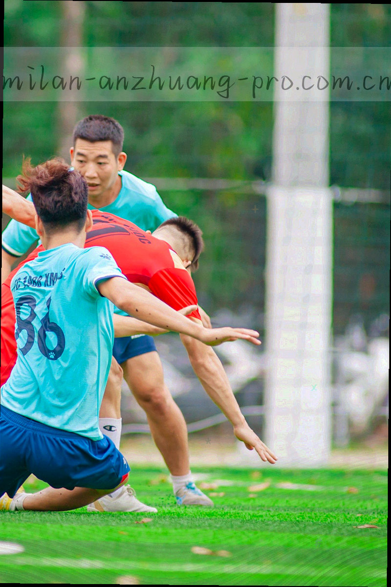 红黑几何线条与球场边线交叠的抽象图案